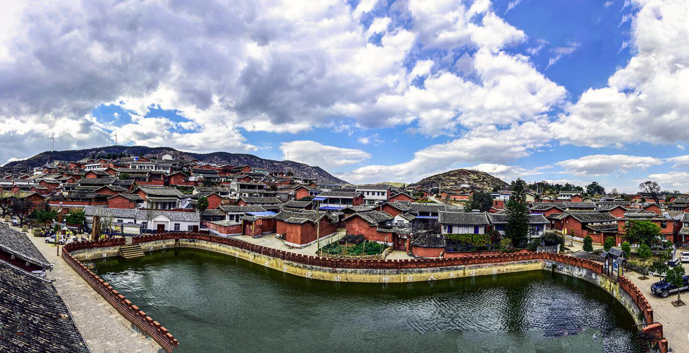 图3:俯瞰迤沙拉村景图4:别具川滇民族特色的迤沙拉羊皮鼓舞图5:美丽的
