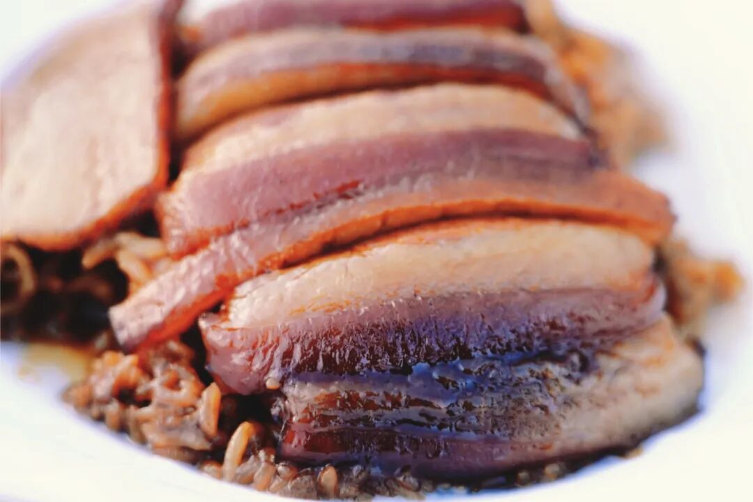 立新村第二场杀猪宴，在篝火与美食中找回“过年感觉”